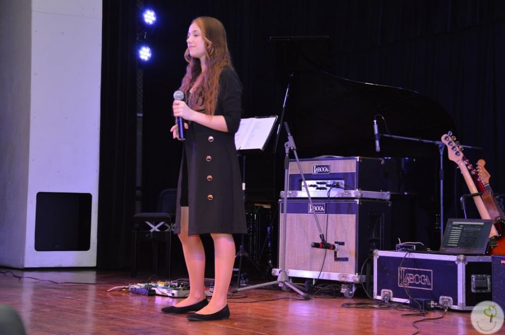Zdjęcie przedstawia laureatkę konkursu Cantemus Oliwę Krajczy stojącą na scenie