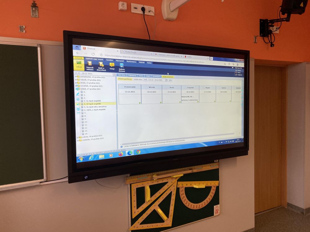 Zdjęcie przedstawia monitor w klasie